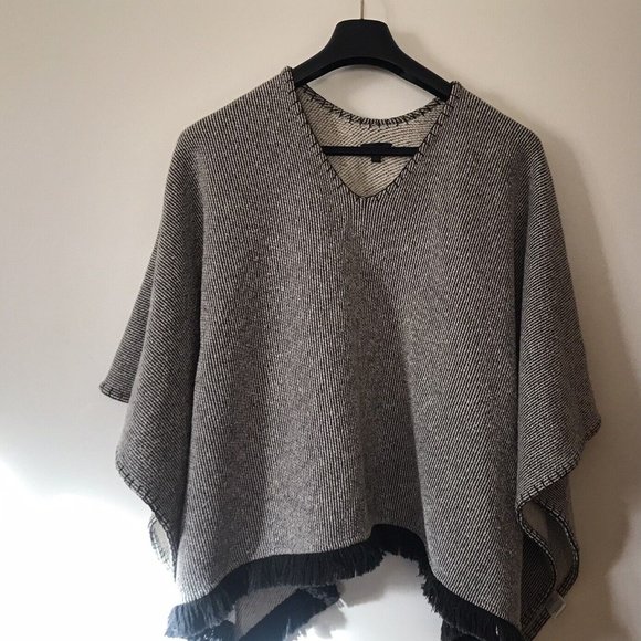 ATM Anthony Thomas Melilo Sweater Poncho Fringe Trim Excellent Condition - Picture 1 of 6